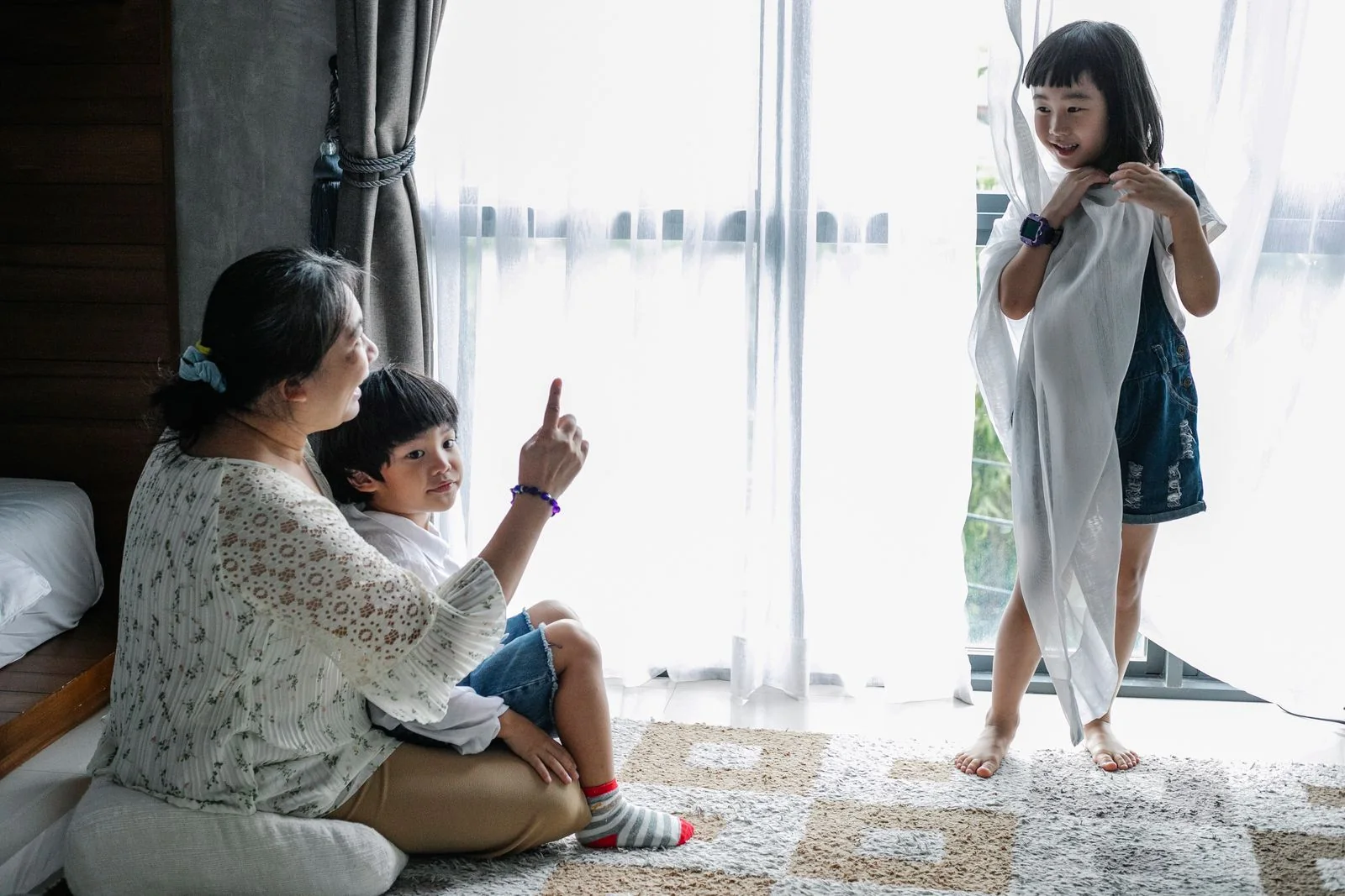 Ibu dan anak belajar bersama
